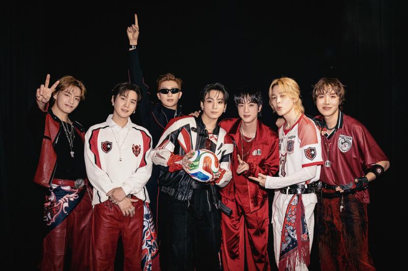 24 giờ căng như dây đàn, đi nửa vòng Trái đất từ Paris đến World Cup không nghỉ 1 giây của BTS- Ảnh 8.