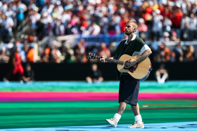 BTS - Justin Bieber chen chúc trên sân khấu World Cup, Jung Kook kiến tạo khung hình mê người thỏa lòng fanboy- Ảnh 2.