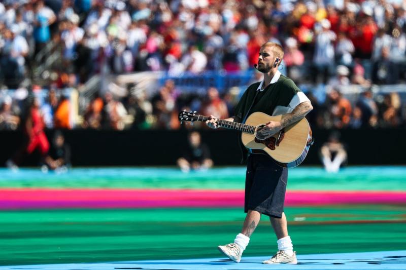 11 phút điên rồ của half-time show World Cup: Madonna mang Ronaldo trở lại, Justin Bieber hát quá hay, BTS - Shakira "nổ lớn"! - Ảnh 11.