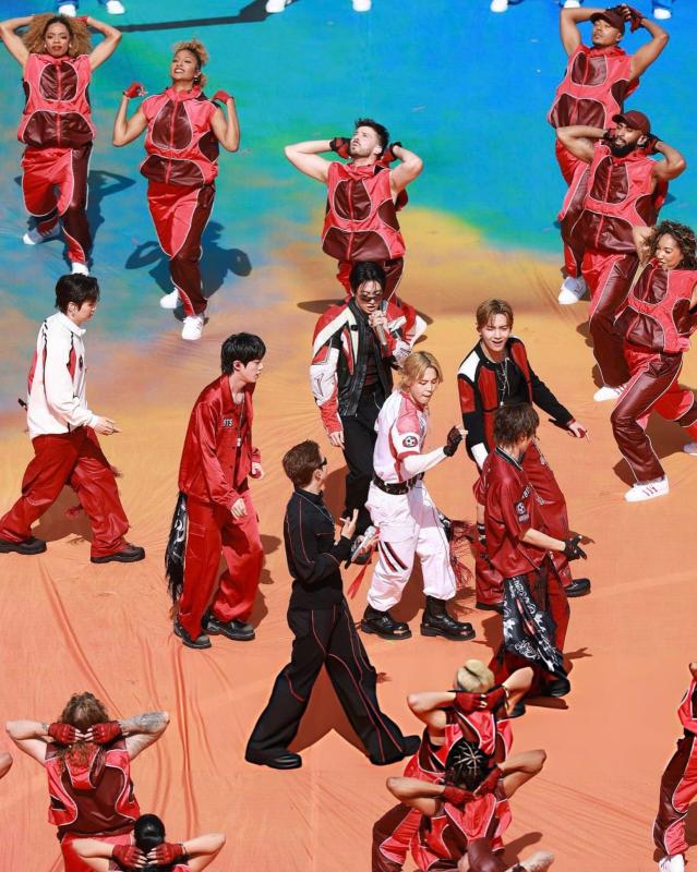 Phía sau 11 phút haftime show gây bão World Cup 2026: 5 phút trải bạt khổng lồ, cả trăm người chạy hồng hộc tiêu tốn 7 tỷ đồng- Ảnh 5.