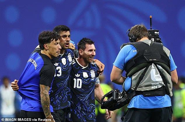 Huyền thoại bóng đá Anh tiếp tục "khẩu chiến" dữ dội với cầu thủ Argentina: "Họ thắng là nhờ có Messi gánh còng lưng thôi"- Ảnh 1.