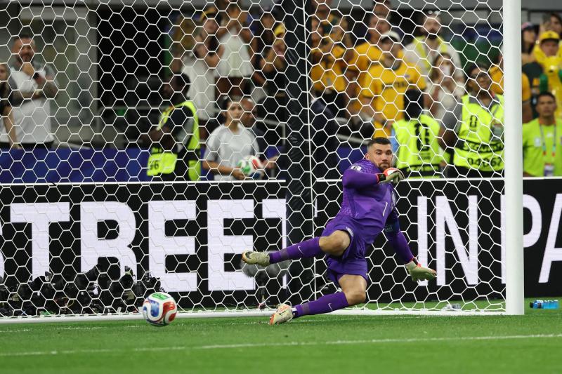 Đối thủ của Messi có màn "mang tài liệu vào phòng thi" viral nhất World Cup: Mở laptop "học lỏm" Mbappé ngay trước loạt sút luân lưu- Ảnh 2.