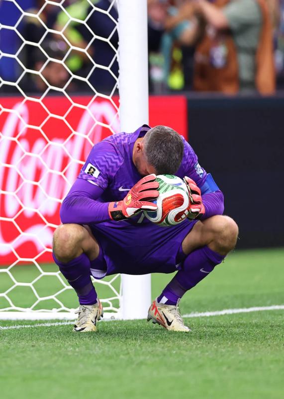 Đối thủ của Messi có màn "mang tài liệu vào phòng thi" viral nhất World Cup: Mở laptop "học lỏm" Mbappé ngay trước loạt sút luân lưu- Ảnh 4.