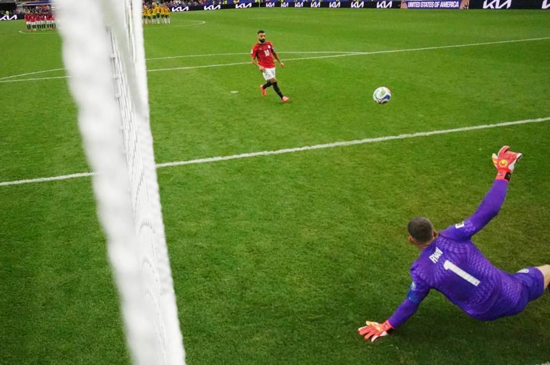 Đối thủ của Messi có màn "mang tài liệu vào phòng thi" viral nhất World Cup: Mở laptop "học lỏm" Mbappé ngay trước loạt sút luân lưu- Ảnh 3.