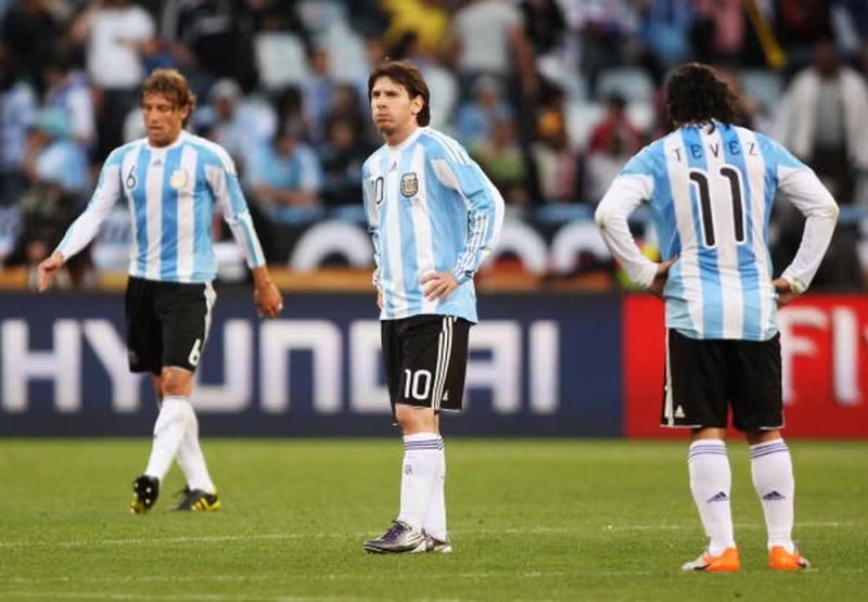 20 năm, 6 kỳ World Cup, từ thần đồng, kẻ thất bại rồi trở thành huyền thoại: Hành trình vĩ đại của Messi trước trận chung kết cuối cùng- Ảnh 2.