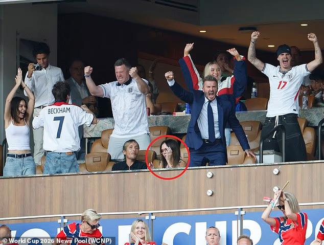 Hết World Cup, Victoria Beckham bỗng bày tỏ tình yêu với bóng đá, vẫn không xoá mờ được meme "tâm bất biến" gây sốt toàn cầu- Ảnh 2.