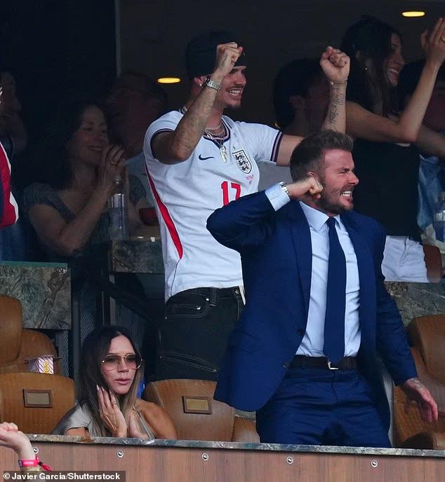 Hết World Cup, Victoria Beckham bỗng bày tỏ tình yêu với bóng đá, vẫn không xoá mờ được meme "tâm bất biến" gây sốt toàn cầu- Ảnh 4.