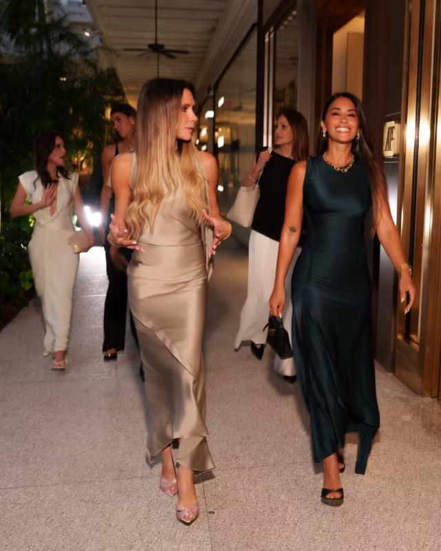 Khung hình quyền lực nhất làng WAGs thế giới: Vợ Messi đọ sắc cùng Victoria Beckham, khí chất sang - xịn khó ai bì kịp!- Ảnh 1.