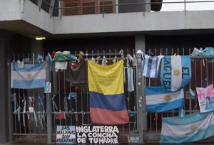 Ngôi nhà cũ của Messi ở quê chật kín cờ và lời nhắn sau thất bại ở World Cup: Không một lời trách móc, chỉ có lòng biết ơn