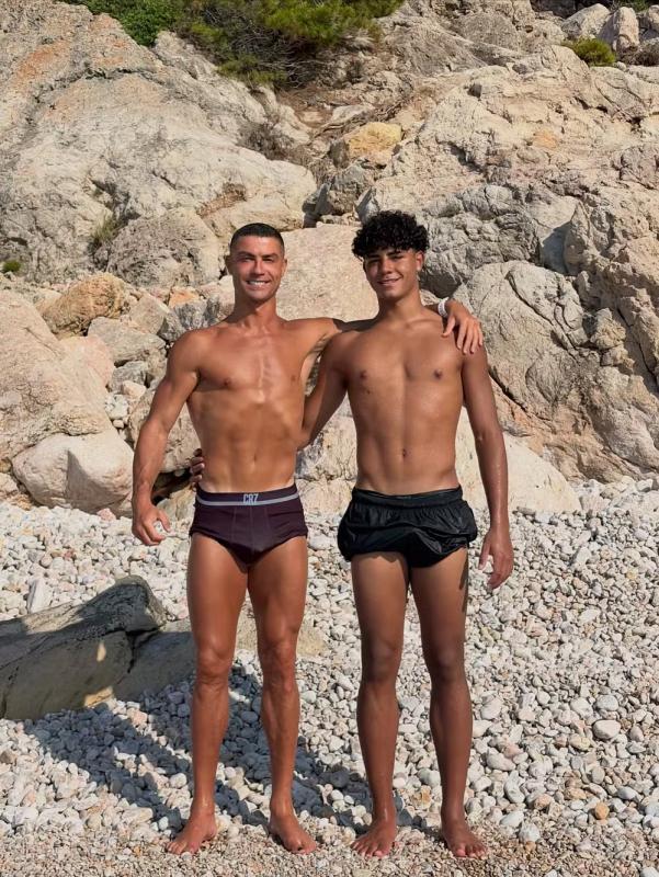 Ronaldo gây choáng khi đọ cơ bắp cùng con trai 16 tuổi giữa tin đồn đám cưới, vóc dáng cao lớn của người thừa kế đế chế tỷ đô chiếm trọn spotlight- Ảnh 2.