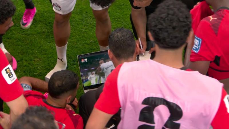 Đối thủ của Messi có màn "mang tài liệu vào phòng thi" viral nhất World Cup: Mở laptop "học lỏm" Mbappé ngay trước loạt sút luân lưu- Ảnh 1.