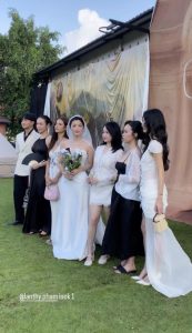 Nàng thơ Vbiz lấy chồng nhạc trưởng được dàn sao đến chúc mừng: Cô dâu mặc váy "bánh lọt" làm lễ, chú rể hôn vợ đắm đuối