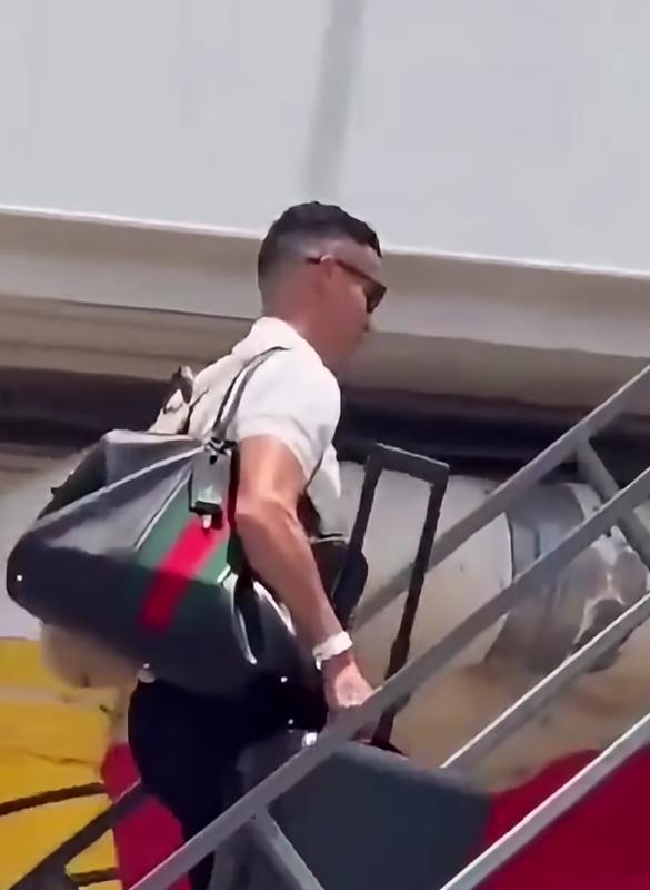 Ronaldo xách vali về nước bằng chuyên cơ 81 triệu USD - Ảnh 2.