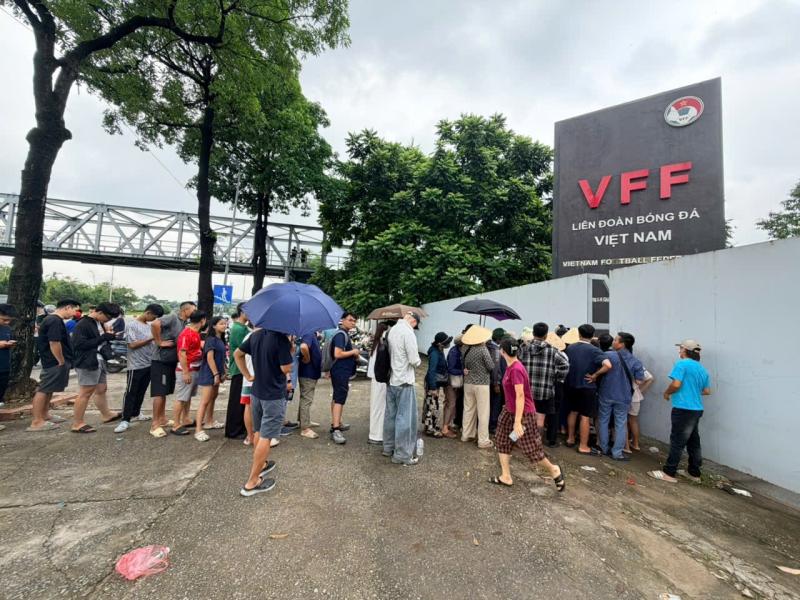 CĐV xếp hàng mua vé xem tuyển Việt Nam đấu Singapore tại ASEAN Cup- Ảnh 3.