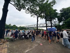 CĐV xếp hàng mua vé xem tuyển Việt Nam đấu Singapore tại ASEAN Cup