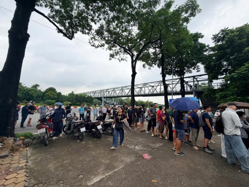 CĐV xếp hàng mua vé xem tuyển Việt Nam đấu Singapore tại ASEAN Cup- Ảnh 1.
