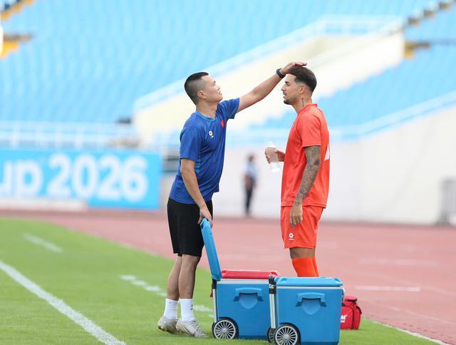 Cận cảnh dàn trai đẹp tuyển Việt Nam tập trên sân Mỹ Đình: Lê Giang Patrik, Đình Bắc tập trung cao độ quyết đấu Singapore- Ảnh 2.
