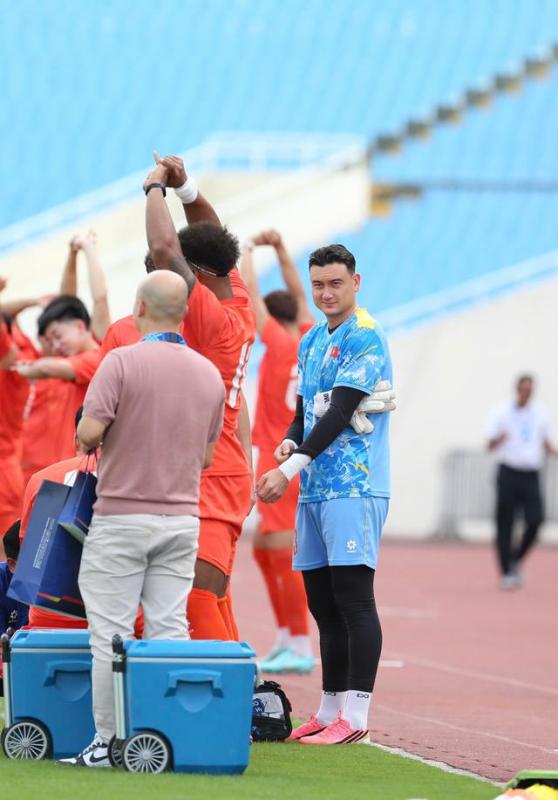 Cận cảnh dàn trai đẹp tuyển Việt Nam tập trên sân Mỹ Đình: Lê Giang Patrik, Đình Bắc tập trung cao độ quyết đấu Singapore- Ảnh 5.