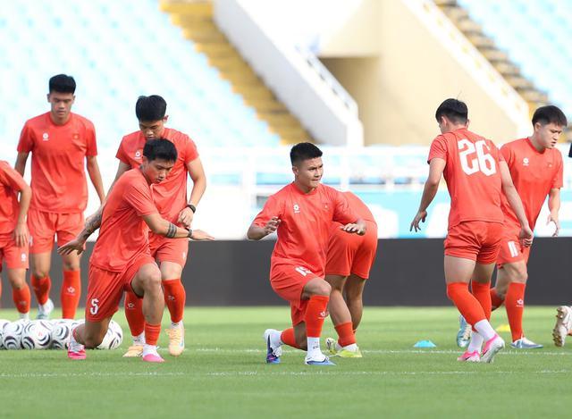 Cận cảnh dàn trai đẹp tuyển Việt Nam tập trên sân Mỹ Đình: Lê Giang Patrik, Đình Bắc tập trung cao độ quyết đấu Singapore- Ảnh 12.