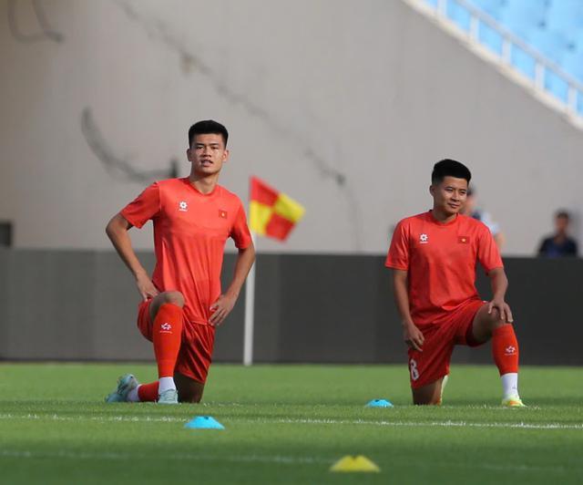 Cận cảnh dàn trai đẹp tuyển Việt Nam tập trên sân Mỹ Đình: Lê Giang Patrik, Đình Bắc tập trung cao độ quyết đấu Singapore- Ảnh 19.