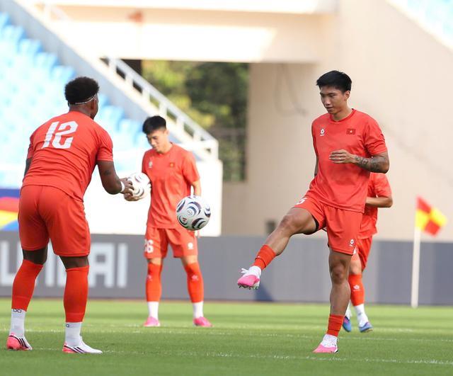 Cận cảnh dàn trai đẹp tuyển Việt Nam tập trên sân Mỹ Đình: Lê Giang Patrik, Đình Bắc tập trung cao độ quyết đấu Singapore- Ảnh 16.