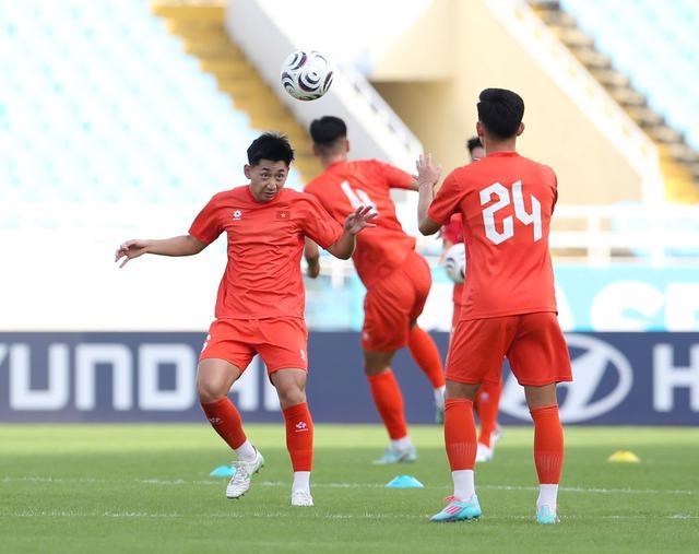 Cận cảnh dàn trai đẹp tuyển Việt Nam tập trên sân Mỹ Đình: Lê Giang Patrik, Đình Bắc tập trung cao độ quyết đấu Singapore- Ảnh 14.