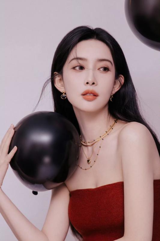 Nói về một màu thì mỹ nhân này vô địch showbiz: Makeup “4000 phim như 1”, đến miếng độn vai cũng dùng đi dùng lại- Ảnh 1.