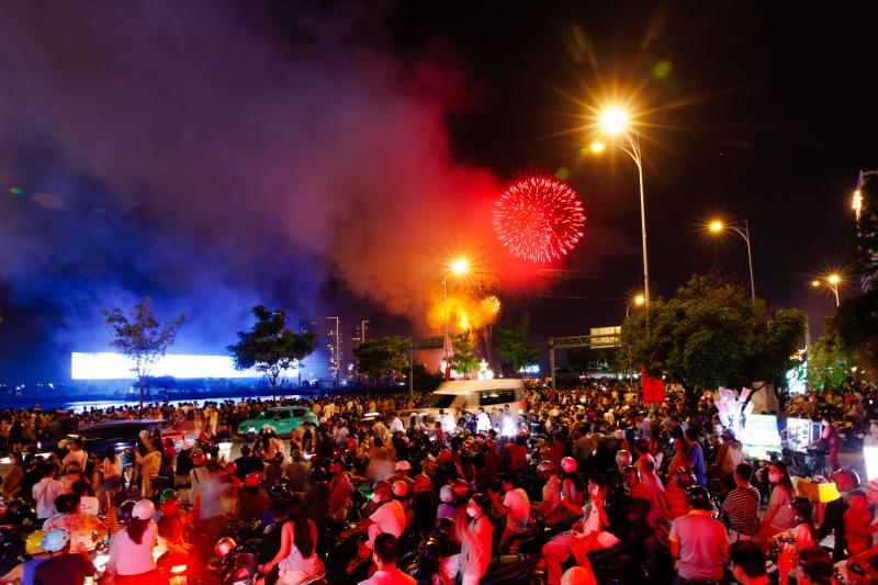 Tối nay, pháo hoa rực sáng bầu trời Thành phố Hồ Chí Minh, kỷ niệm 50 năm thành phố mang tên Bác - Ảnh 3.