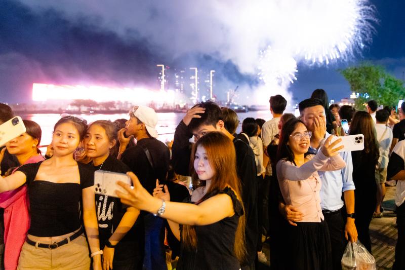 Tối nay, pháo hoa rực sáng bầu trời Thành phố Hồ Chí Minh, kỷ niệm 50 năm thành phố mang tên Bác - Ảnh 8.