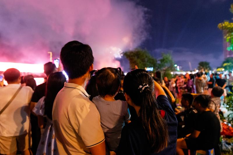 Tối nay, pháo hoa rực sáng bầu trời Thành phố Hồ Chí Minh, kỷ niệm 50 năm thành phố mang tên Bác - Ảnh 2.
