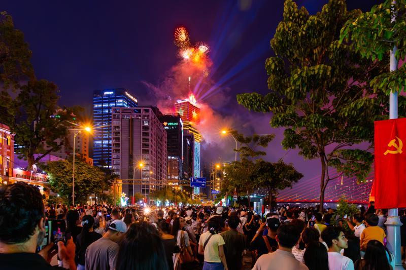 Tối nay, pháo hoa rực sáng bầu trời Thành phố Hồ Chí Minh, kỷ niệm 50 năm thành phố mang tên Bác - Ảnh 10.
