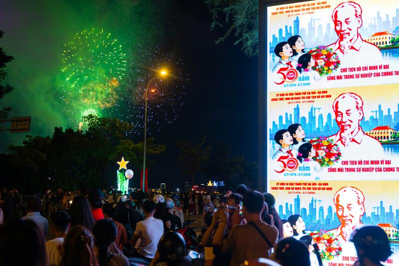 Tối nay, pháo hoa rực sáng bầu trời Thành phố Hồ Chí Minh, kỷ niệm 50 năm thành phố mang tên Bác - Ảnh 6.