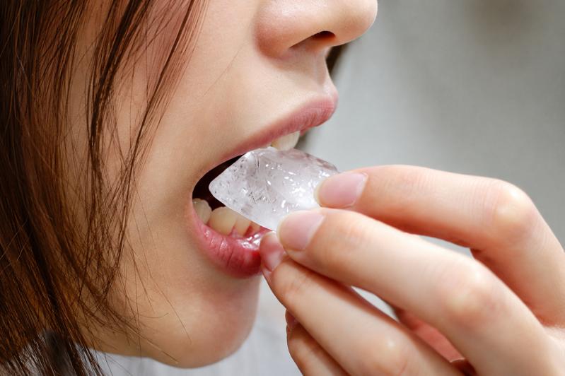 Lời khuyên cho những người hay uống nước đá lạnh - Ảnh 5.