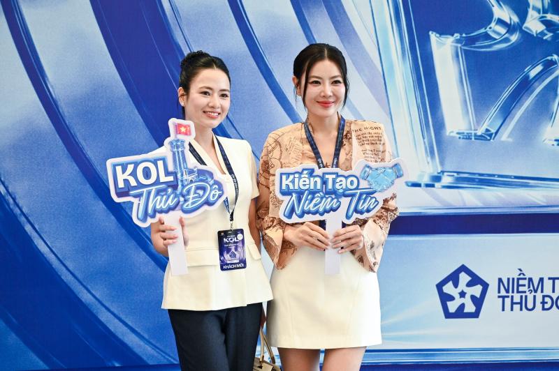 Hương Giang mặc váy xuyên thấu đọ sắc với dàn mỹ nhân "vũ trụ VFC" tại Hội nghị KOL và Lễ ra mắt CLB Niềm tin số Thủ đô- Ảnh 8.