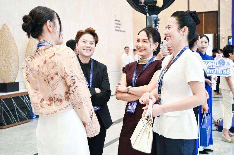 Hương Giang mặc váy xuyên thấu đọ sắc với dàn mỹ nhân "vũ trụ VFC" tại Hội nghị KOL và Lễ ra mắt CLB Niềm tin số Thủ đô- Ảnh 7.