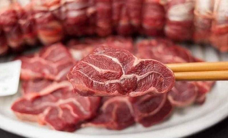 Người đàn ông sốt nhẹ 2 tháng, bác sĩ phát hiện đốt sống cổ bị "đục thủng": Thủ phạm giấu trong căn bếp nhiều gia đình- Ảnh 2.