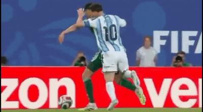 Tranh cãi Balogun của Mỹ phạm lỗi từ phía sau nhận thẻ đỏ rời sân, còn Messi làm điều tương tự lại thoát thẻ phạt?- Ảnh 4.