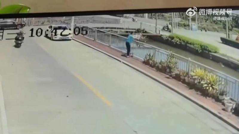 Người đàn ông bế bé gái ném xuống sông rồi bỏ đi - Ảnh 2.
