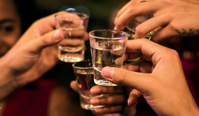 Người đàn ông 46 tuổi tử vong trên giường, bác sĩ cảnh báo loại đồ uống quen thuộc "vạn người mê" - Ảnh 2.