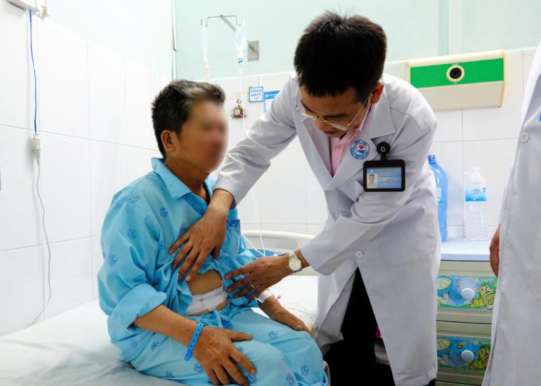 Người đàn ông 54 tuổi đau bụng dữ dội, bác sĩ gắp ra thứ "đáng sợ" trong dạ dày - Ảnh 1.