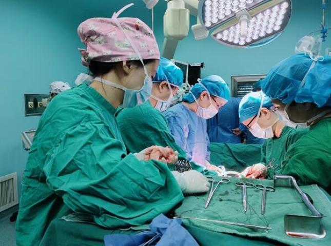 Người phụ nữ 32 tuổi chảy máu vùng kín suốt 3 năm, vừa đến bệnh viện mọi người vội bịt mũi vì 1 thứ - Ảnh 2.
