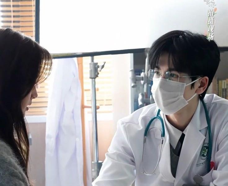 Người phụ nữ 32 tuổi chảy máu vùng kín suốt 3 năm, vừa đến bệnh viện mọi người vội bịt mũi vì 1 thứ - Ảnh 3.