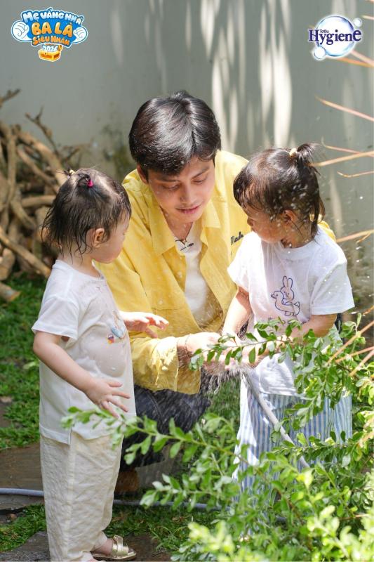 Ba Tuấn Dương rủ hai nhóc tỳ cùng “khui” bí mật sạch thơm cực đỉnh của mẹ Lucie - Ảnh 1.