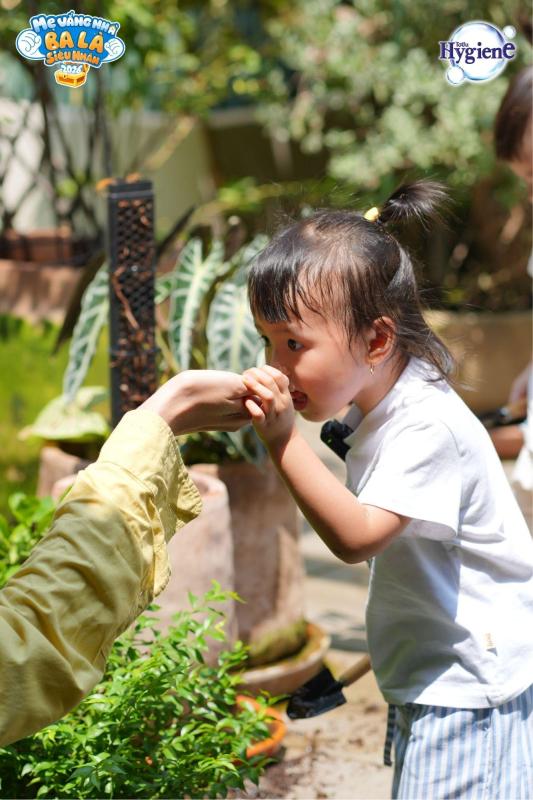 Ba Tuấn Dương rủ hai nhóc tỳ cùng “khui” bí mật sạch thơm cực đỉnh của mẹ Lucie - Ảnh 2.