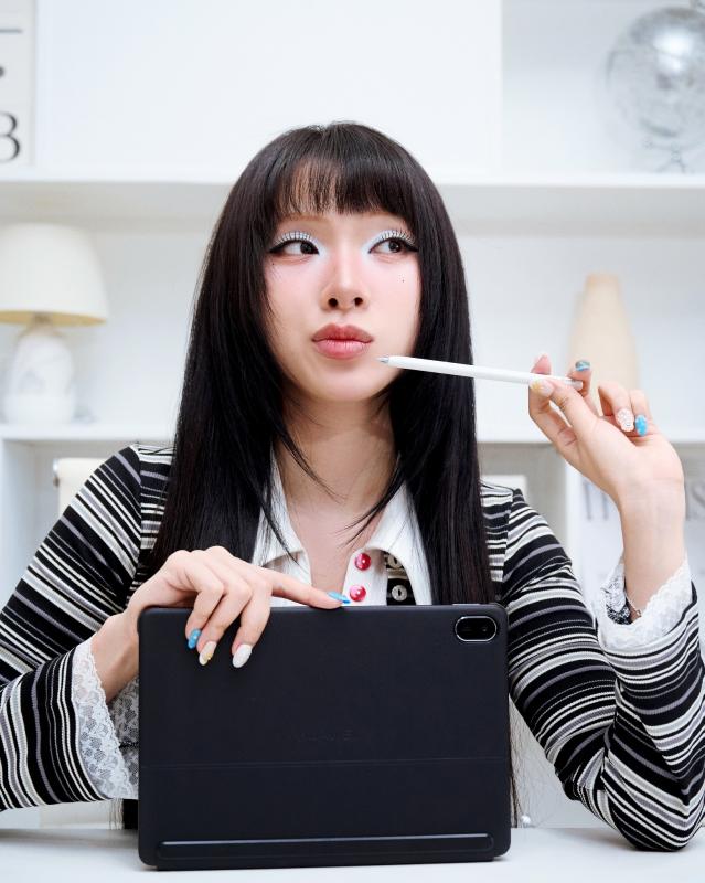 Em xinh Mỹ Mỹ hé lộ món bảo bối đồng hành từ giảng đường đến sân khấu - Ảnh 1.