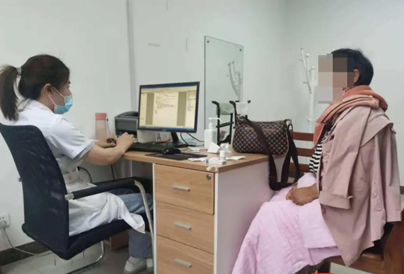 Mặc 4 chiếc áo len giữa thời tiết nóng như thiêu đốt, người phụ nữ vẫn run rẩy khắp người- Ảnh 1.