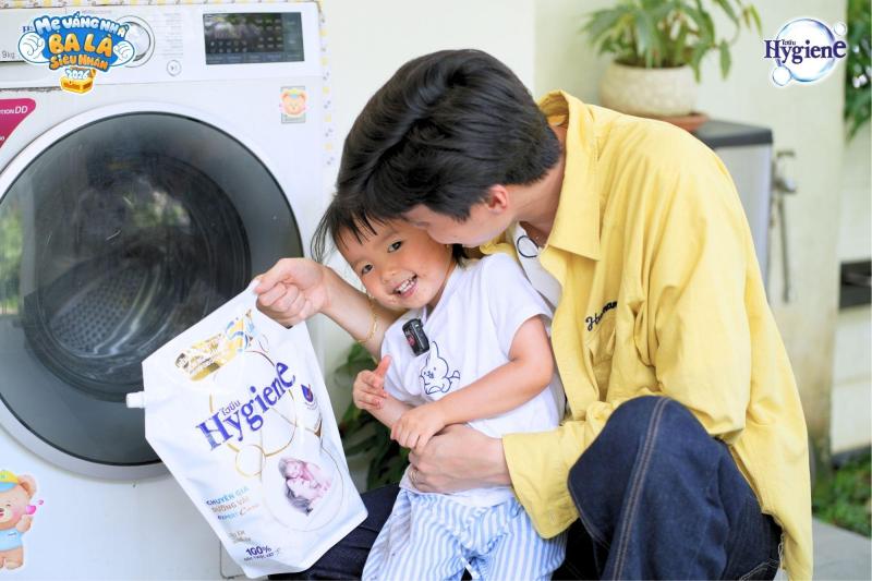 Ba Tuấn Dương rủ hai nhóc tỳ cùng “khui” bí mật sạch thơm cực đỉnh của mẹ Lucie - Ảnh 3.