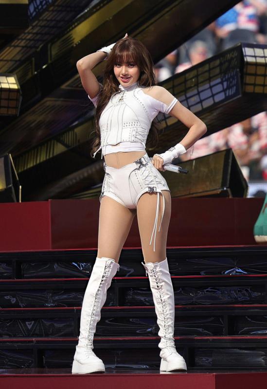 Top sao diễn World Cup kiếm tiền khủng nhất: Shakira xứng ngôi nữ hoàng, Lisa “thắng đậm”, BTS thì sao?- Ảnh 5.