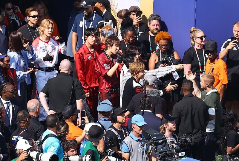 11 phút điên rồ của half-time show World Cup: Madonna mang Ronaldo trở lại, Justin Bieber hát quá hay, BTS - Shakira "nổ lớn"! - Ảnh 13.
