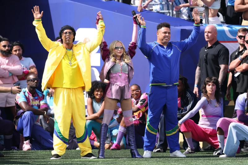 Phía sau 11 phút haftime show gây bão World Cup 2026: 5 phút trải bạt khổng lồ, cả trăm người chạy hồng hộc tiêu tốn 7 tỷ đồng- Ảnh 6.